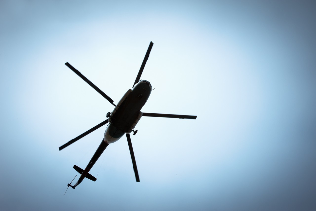 Deux hélicos tournent à basse altitude dans le ciel de Toulouse, ce