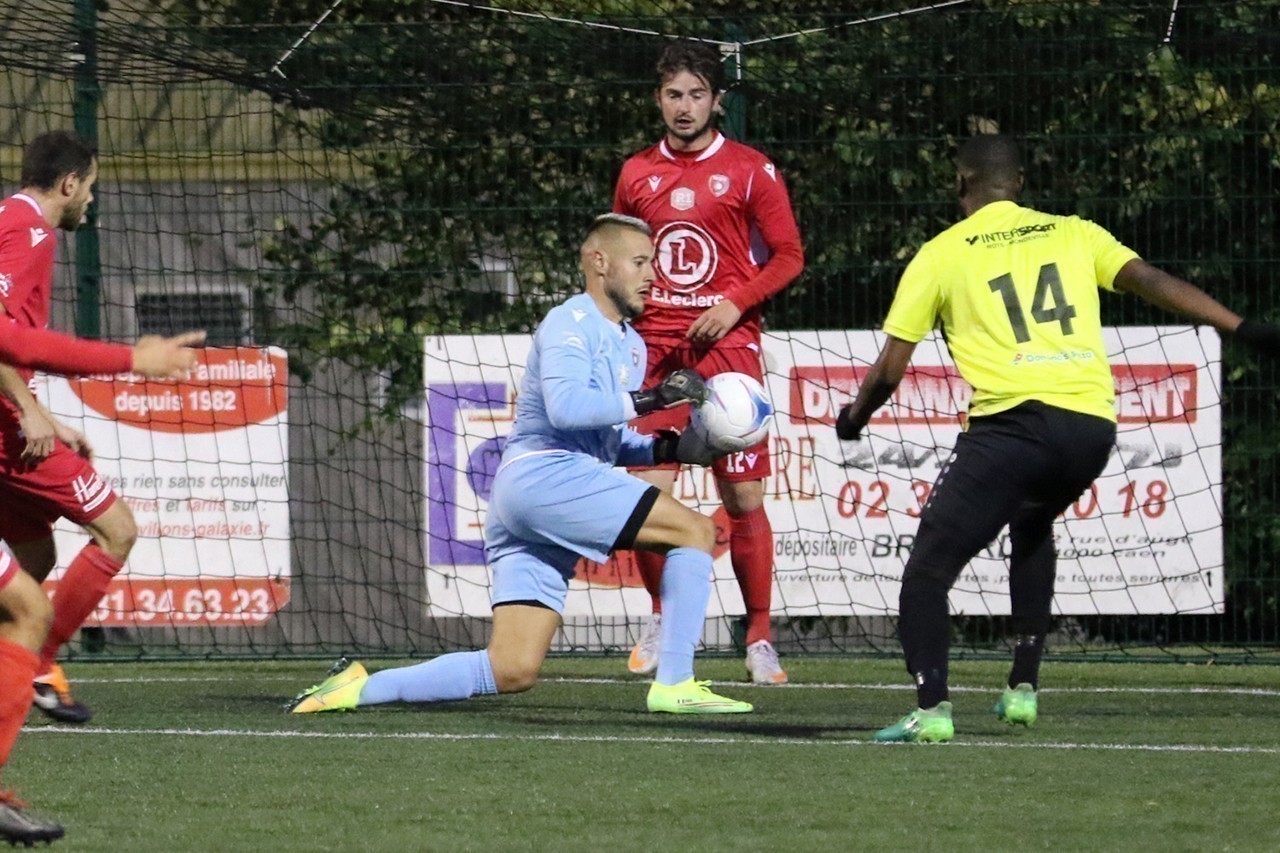 Football. Joueur de la MOS à Caen, Clément Bézannier lance
