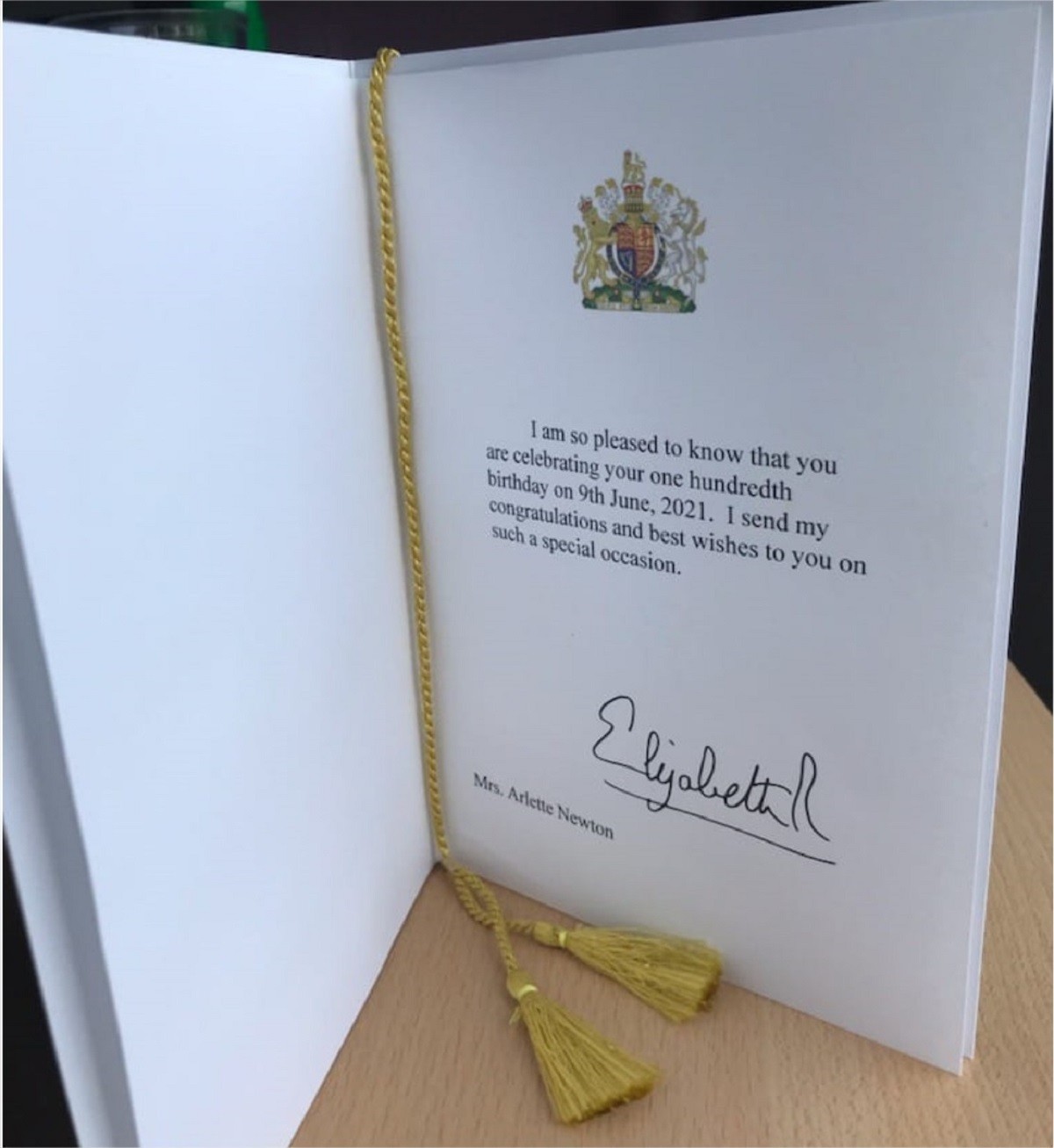 Pour ses 100 ans, Arlette reçoit une lettre de la reine d’Angleterre