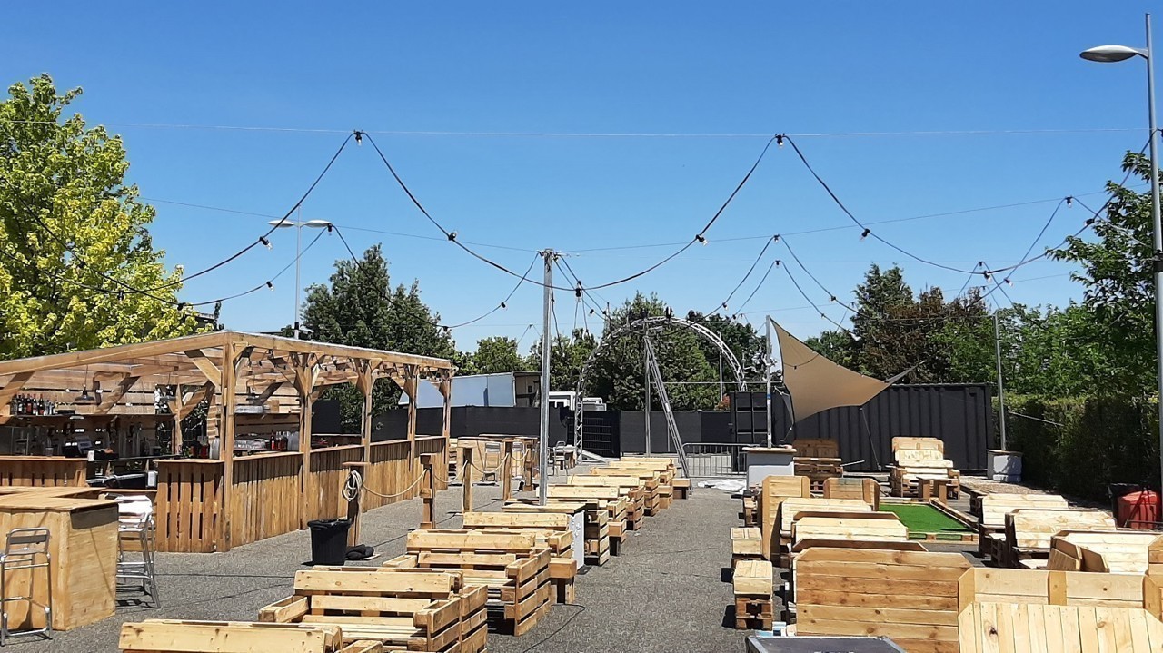 Toulouse. On vous fait découvrir "Le Petit Bikini", le grand bar