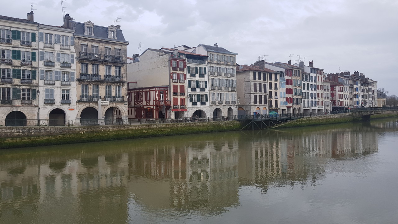 Pays Basque. Un cafetier bayonnais violemment agressé sur la terrasse