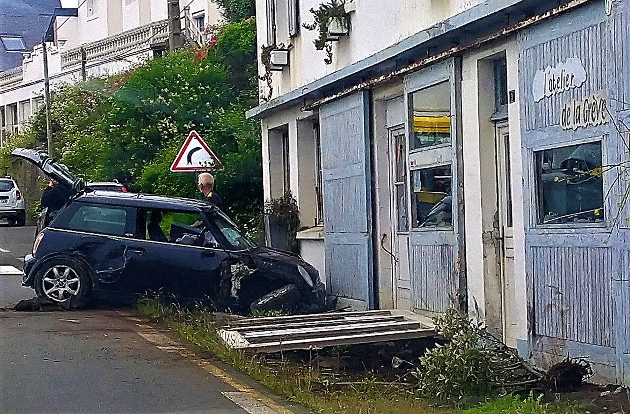 SaintMichelenGrève. La voiture termine sa course dans la vitrine