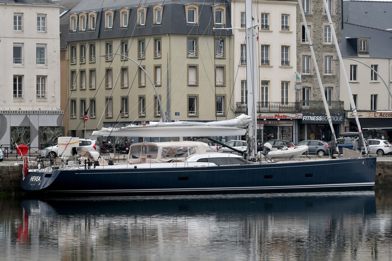 Quel est cet impressionnant bateau dans le port de Cherbourg
