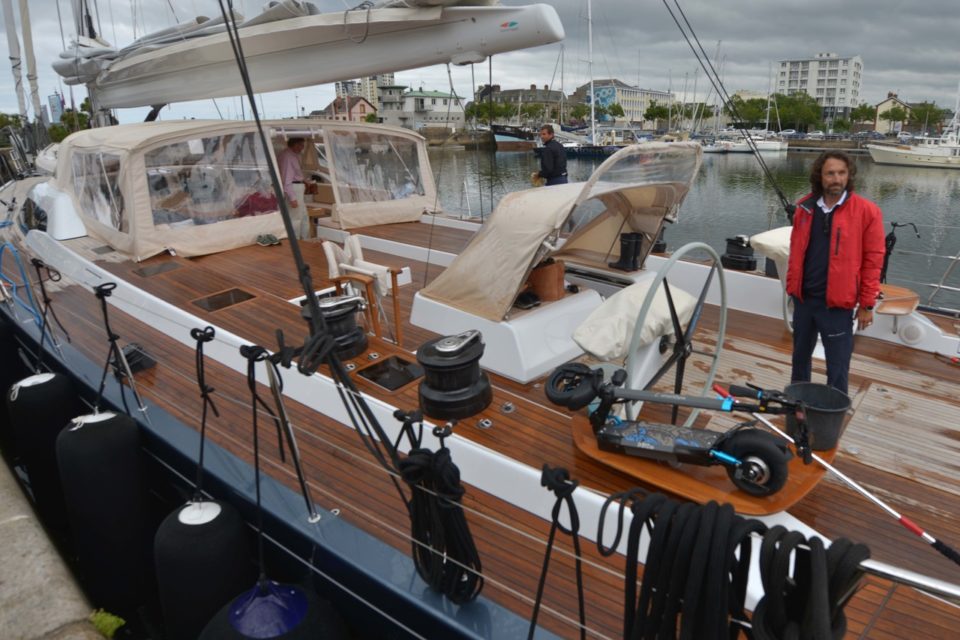 Quel est cet impressionnant bateau dans le port de Cherbourg