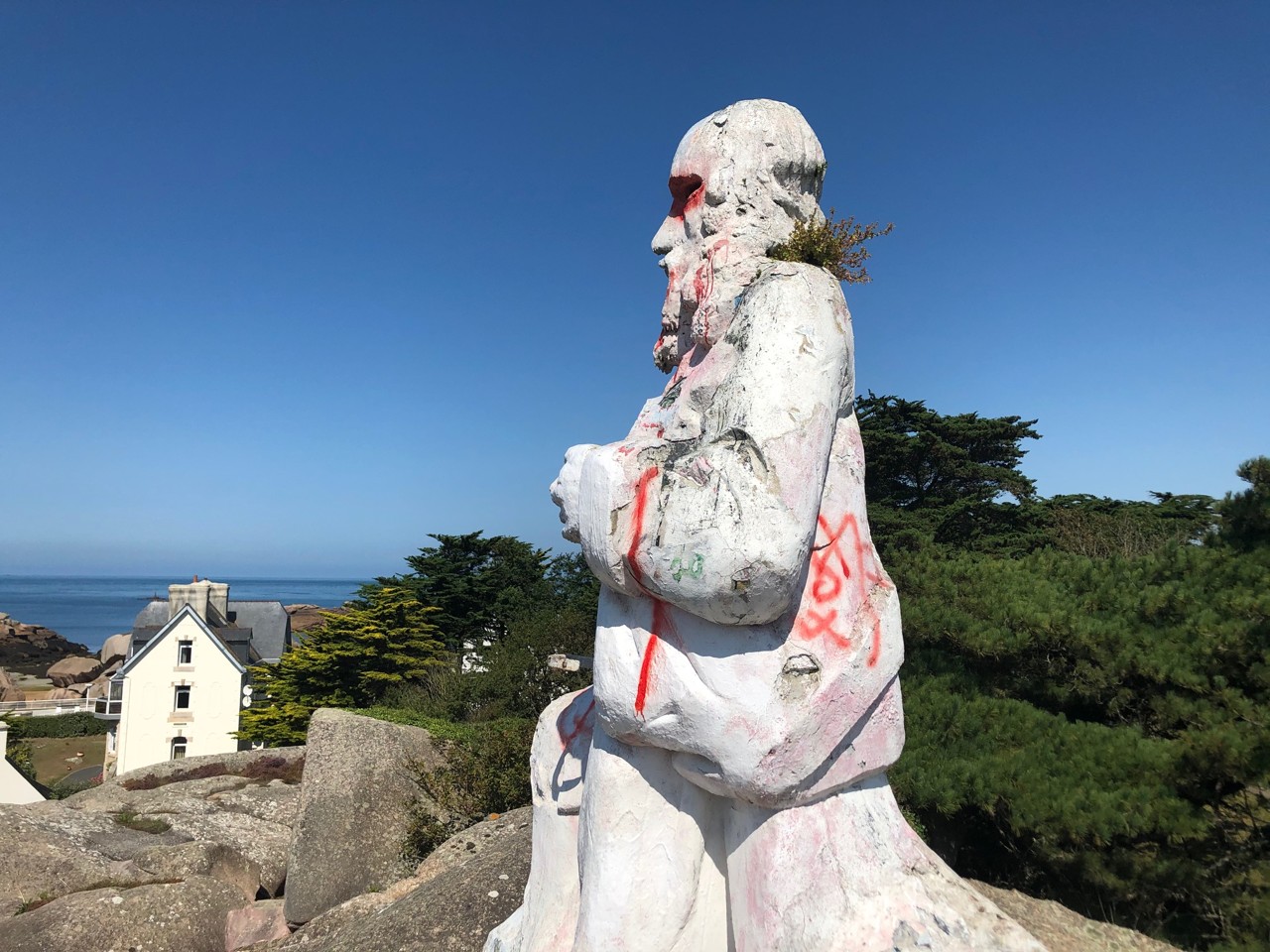 Trégastel. La statue du Père Eternel taguée pendant la nuit