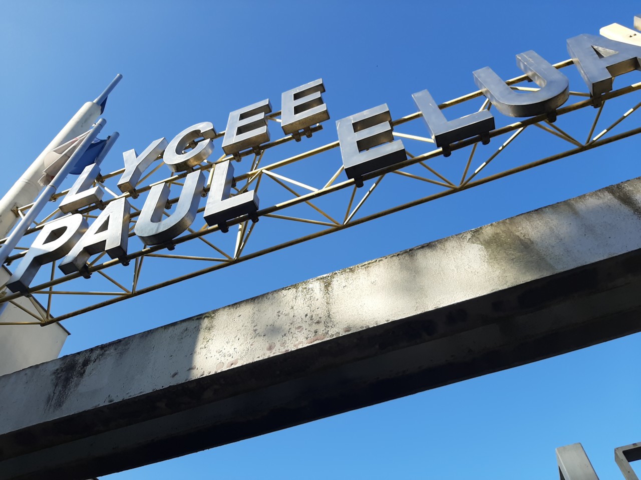 Les élèves d'un lycée de SaintDenis privés de cantine