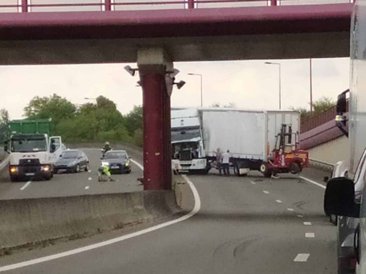 Le Mans. Accident un camion coincé sur la rocade, la circulation bloquée