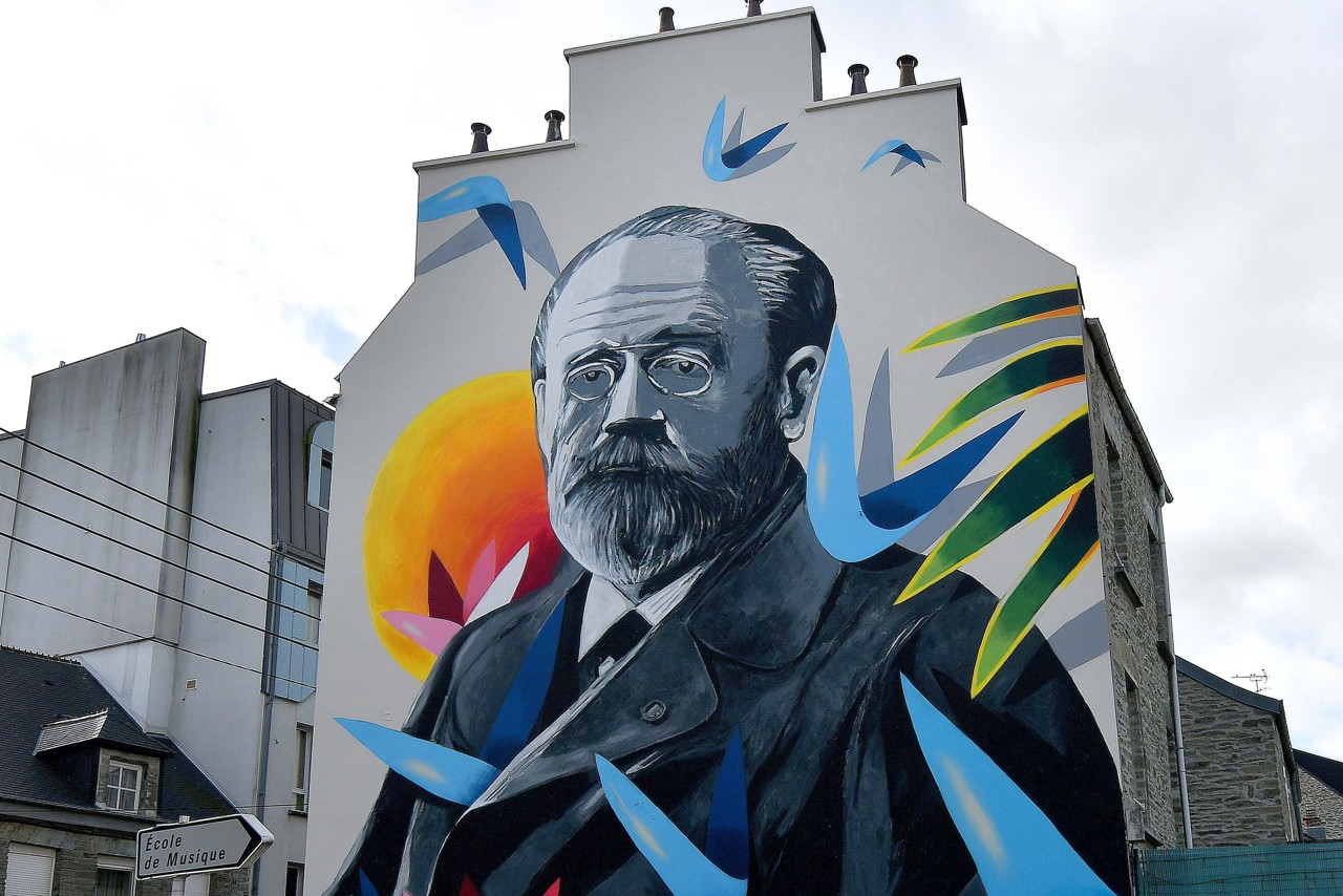 Le portrait géant d'Emile Zola vient d'être peint sur un immeuble de