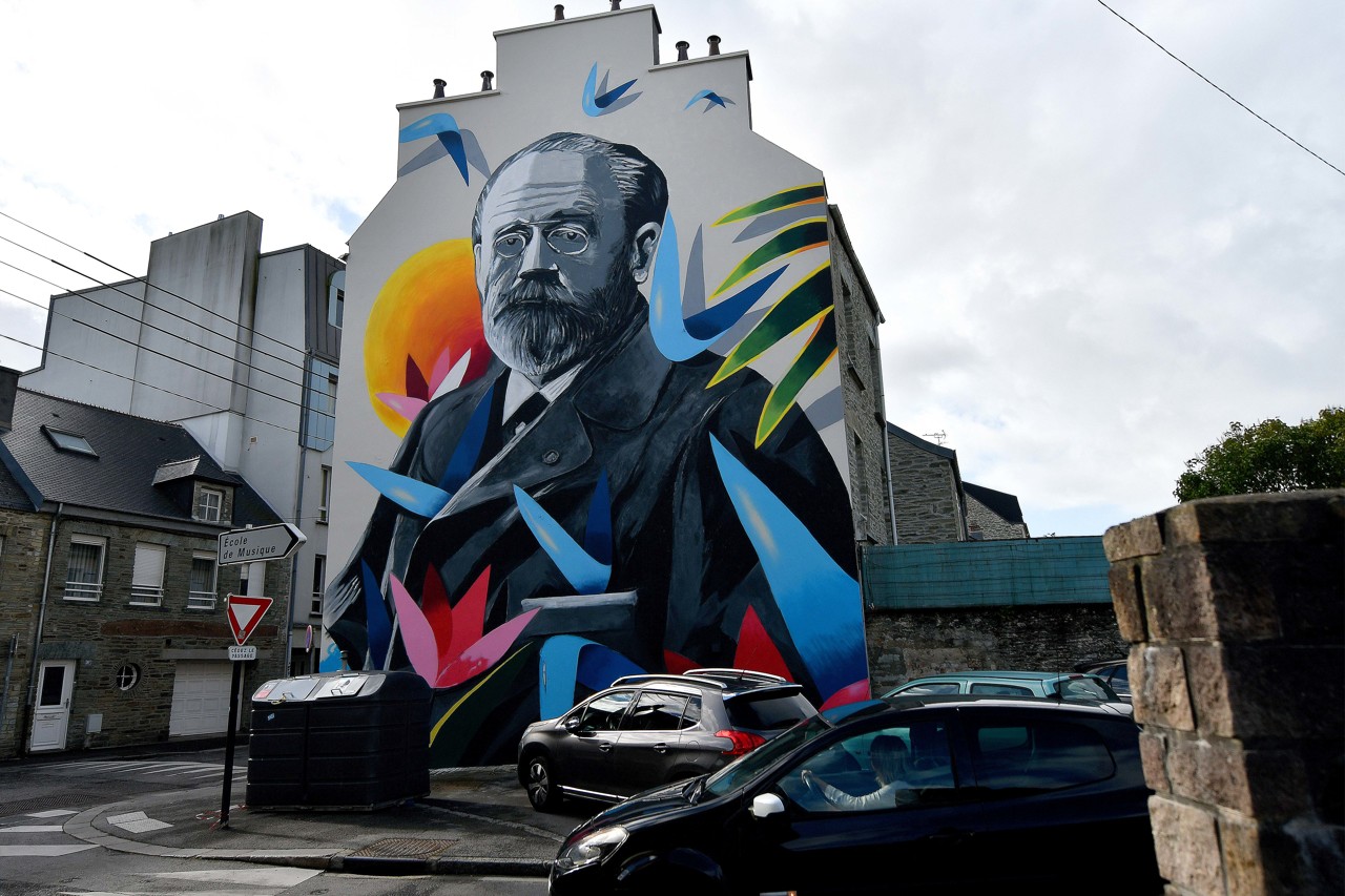 Le portrait géant d'Emile Zola vient d'être peint sur un immeuble de