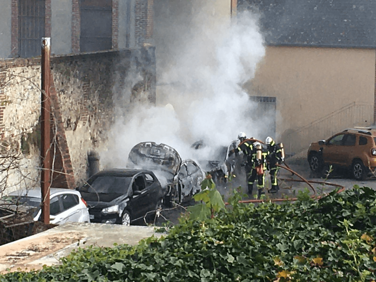 Une voiture en flammes sur un parking en plein centre de Honfleur
