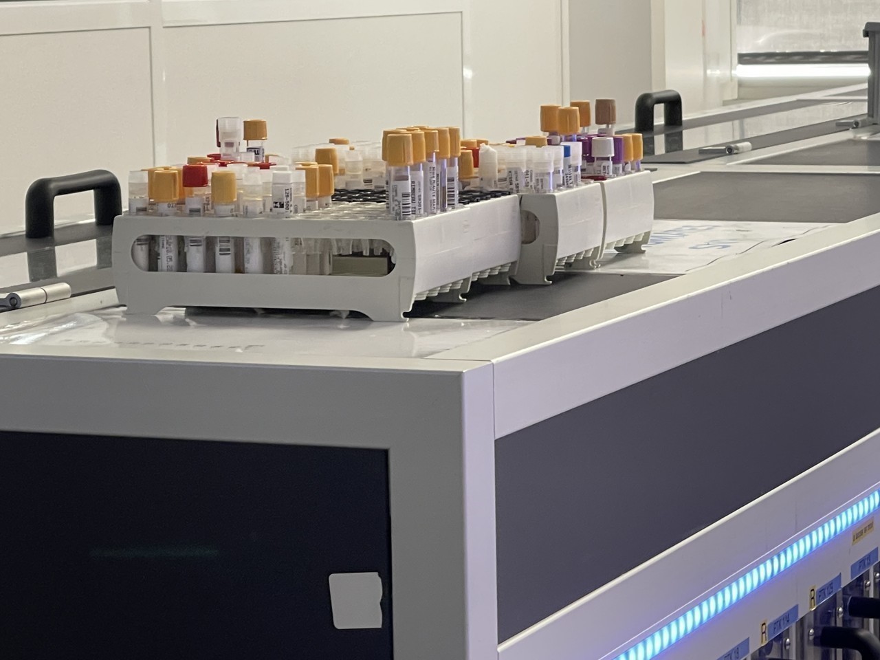 REPORTAGE. IvrysurSeine Eurofins Biomnis, plateforme internationale
