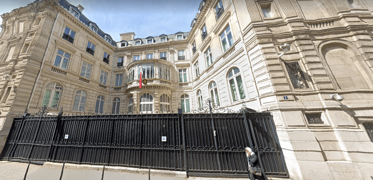 VIDÉO. Coupe du monde action devant l'ambassade du Qatar à Paris en