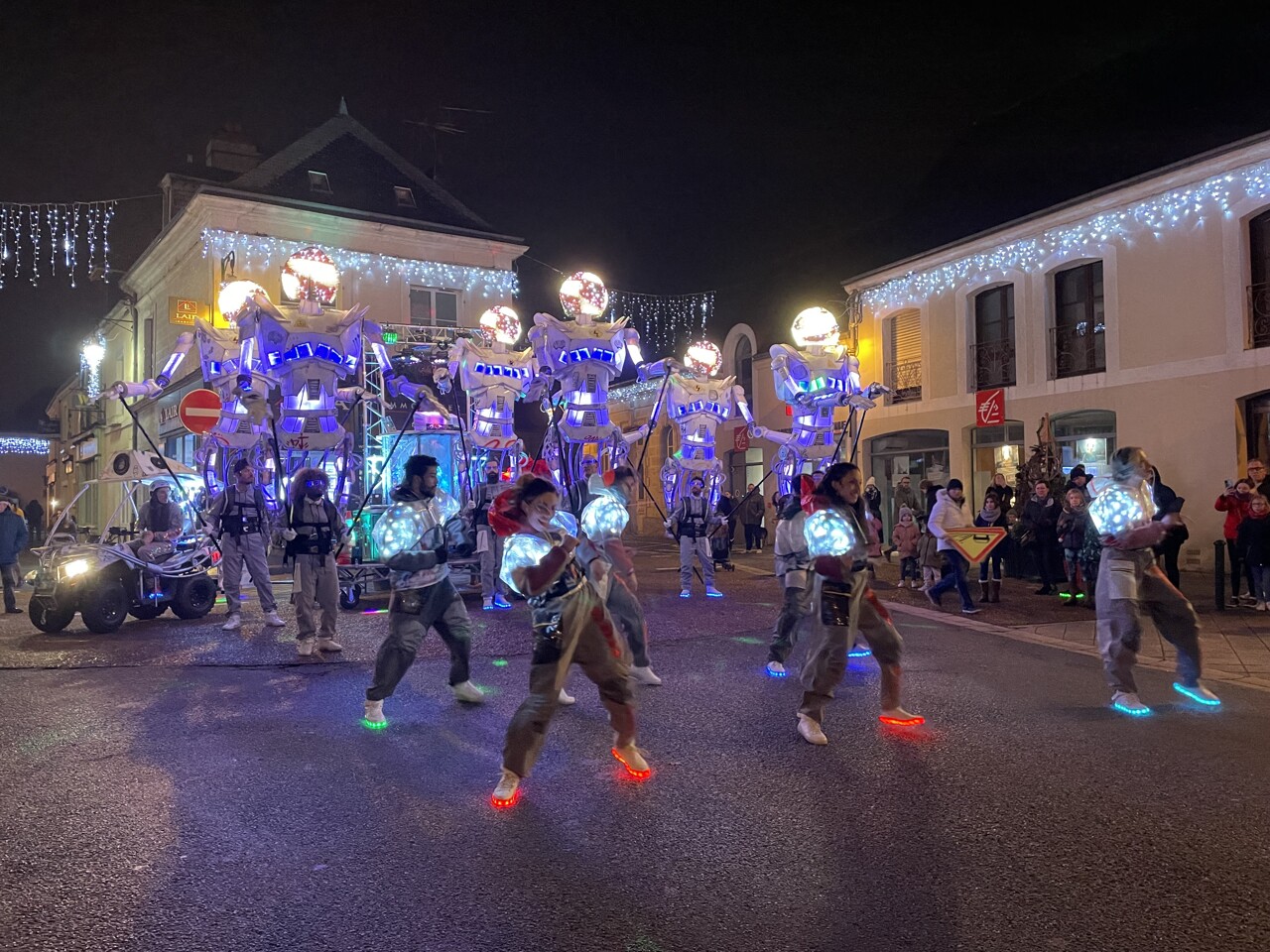VIDÉO. Marché de Noël, parades... Les festivités de Noël ont débuté à