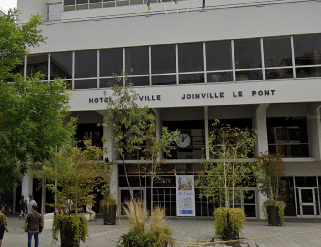 JoinvillelePont l'implantation d'une brasserie devant la mairie
