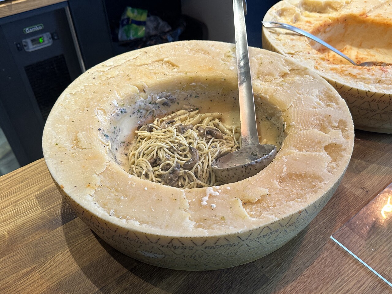 Rennes ce restaurant cuisine vos pâtes dans une meule de parmesan