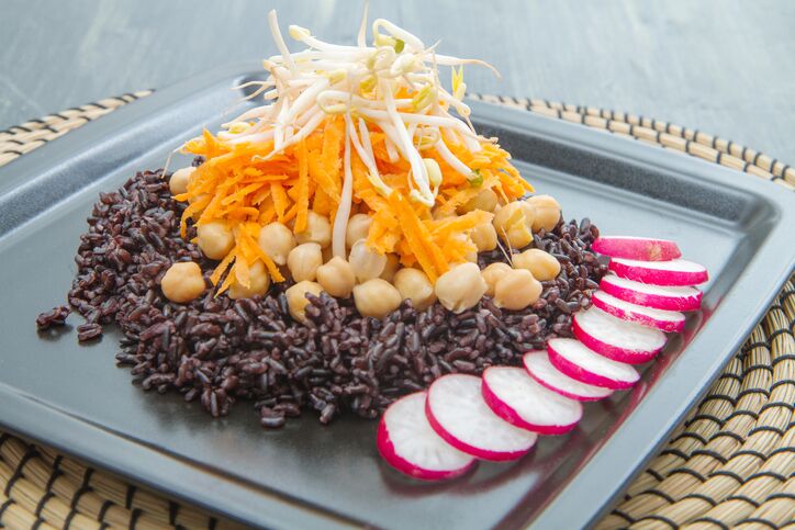 Insalata di riso venere con ceci, la ricetta estiva Gustoblog