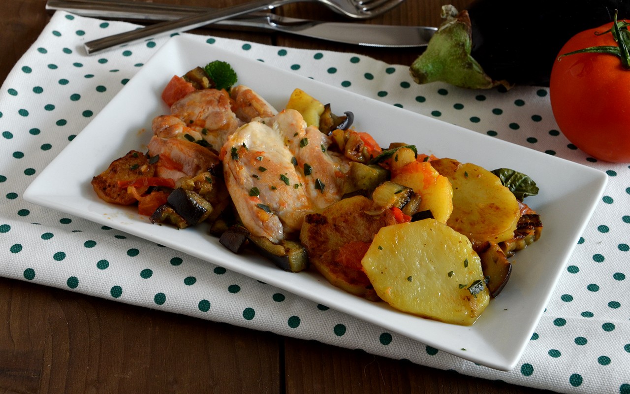 Ricetta Pollo con patate e melanzane in padella secondo piatto