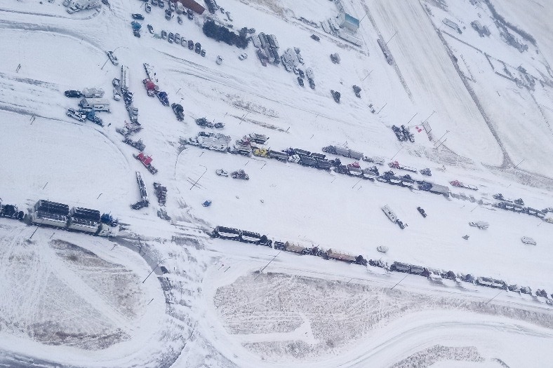 Single lanes opened at Alberta border crossing, Mounties say Alberta