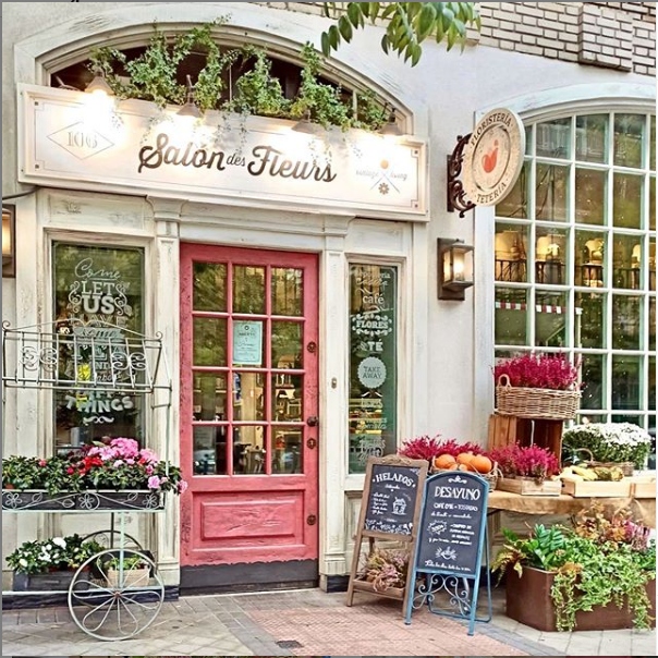 أسماء محلات ورد في إيطاليا وإسبانيا وأمريكا وفرنسا ولندن الرجل