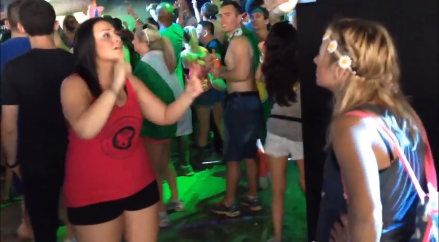 Girl Signs Song Lyrics to Deaf Friend at TomorrowWorld Festival [VIDEO