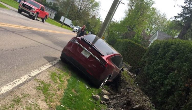 Zeldzame Tesla Model X doet een wallride Autoblog.nl