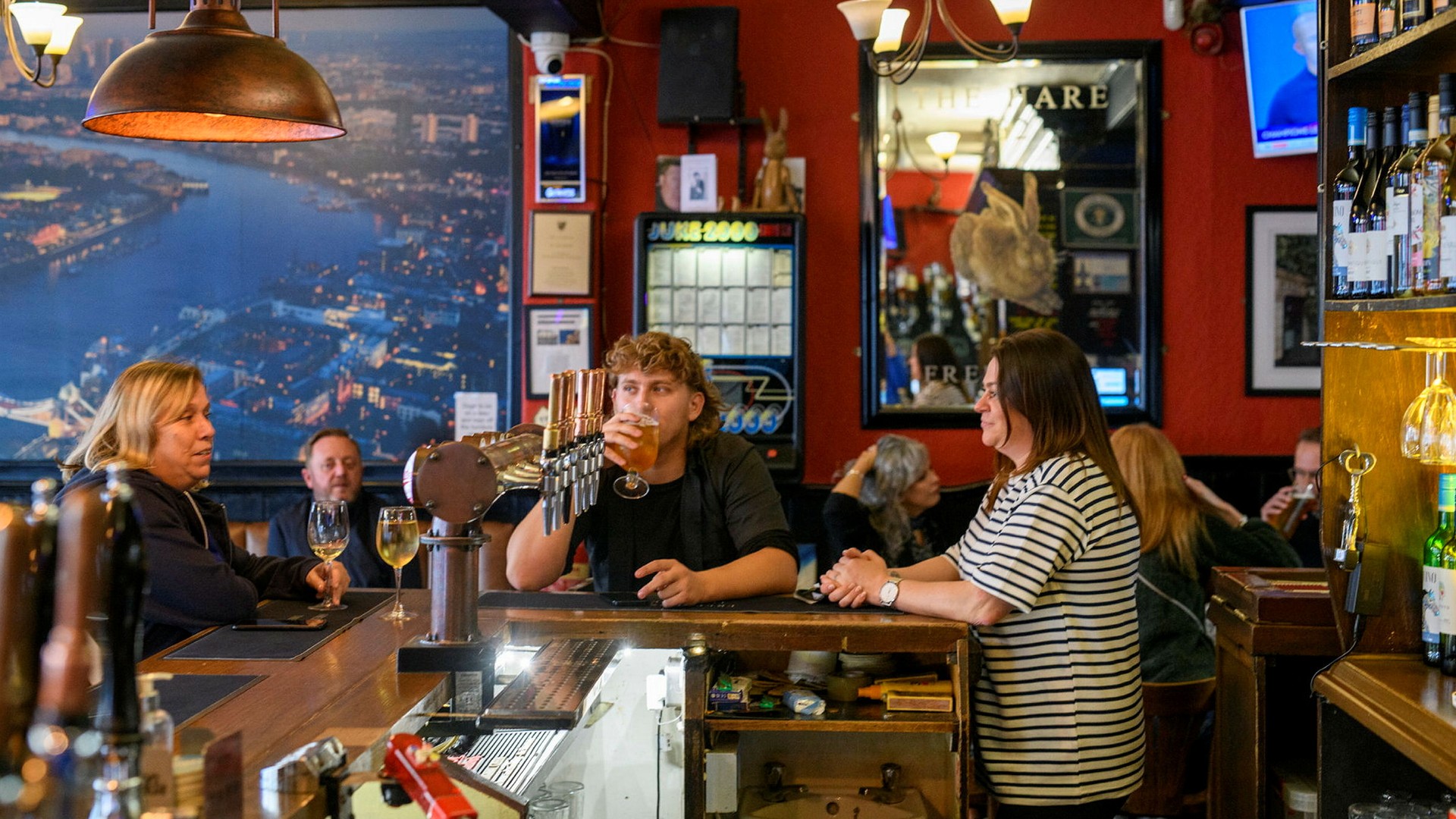 Londonsvenskar som serverar öl på puben är ett minne blott