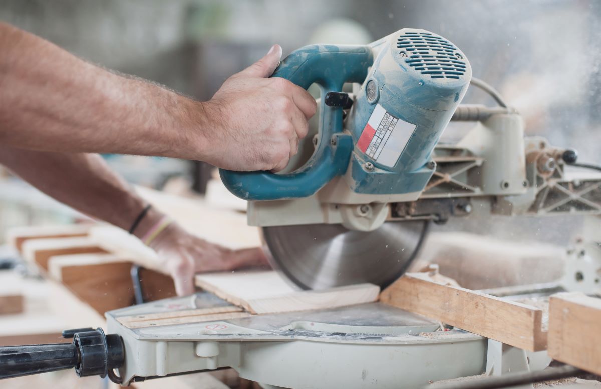 💡 How to Use a Circular Saw BuildEazy
