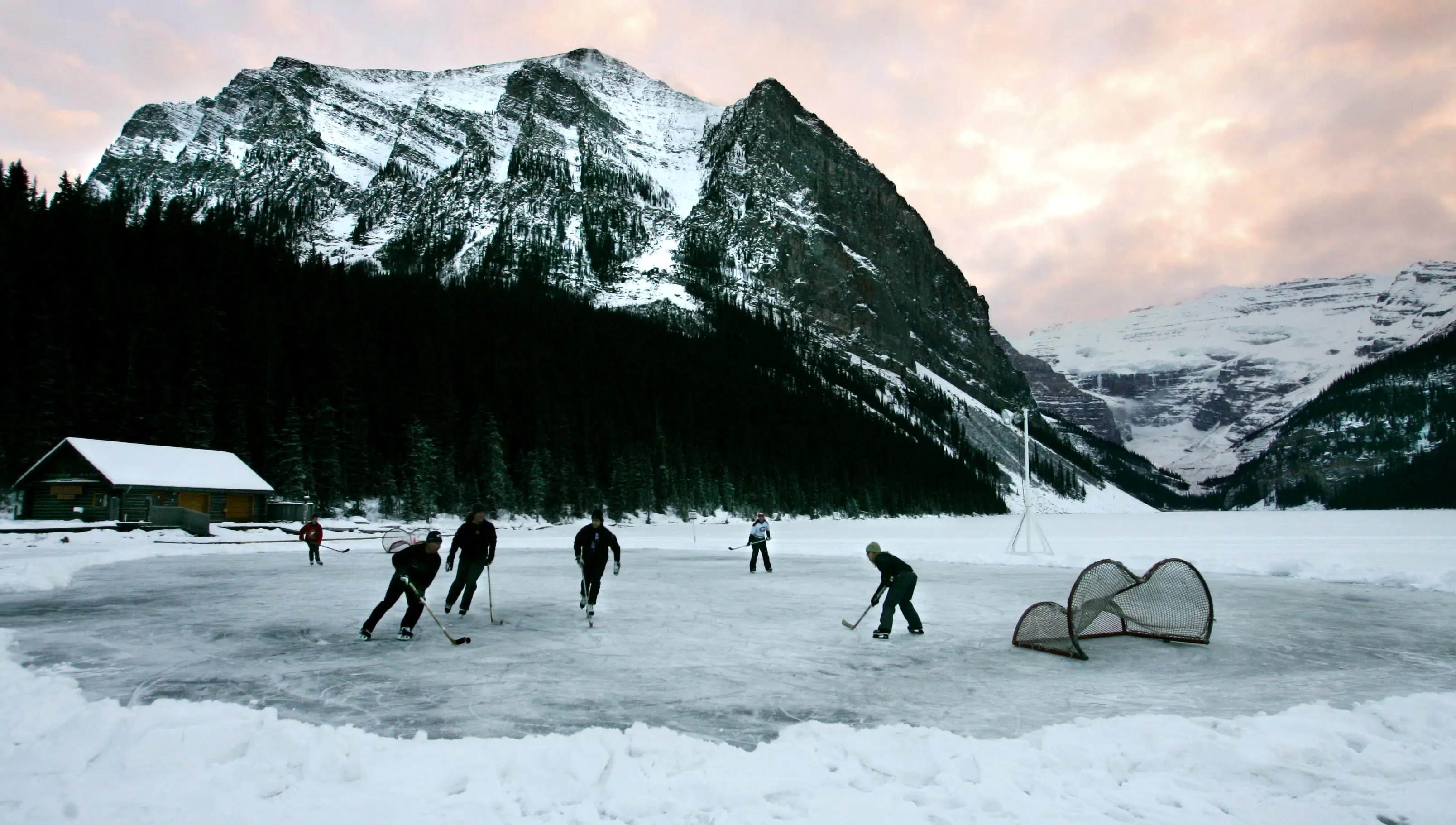 15 Spectacular Photos Of Pond Hockey Being Played In Freezing Weather