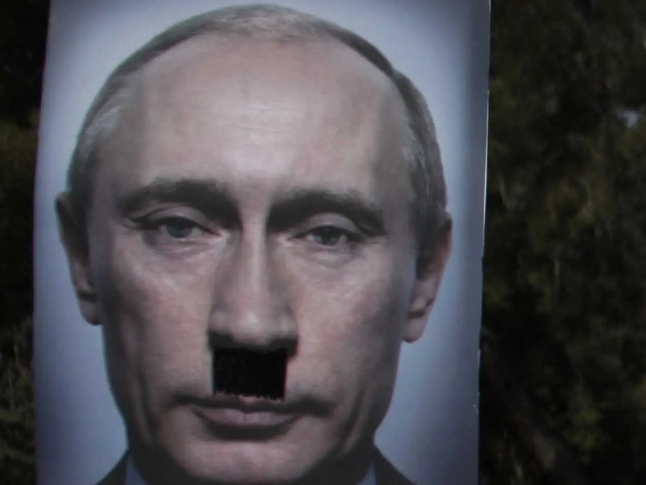 11 Prominent People Who Compared Putin To Hitler