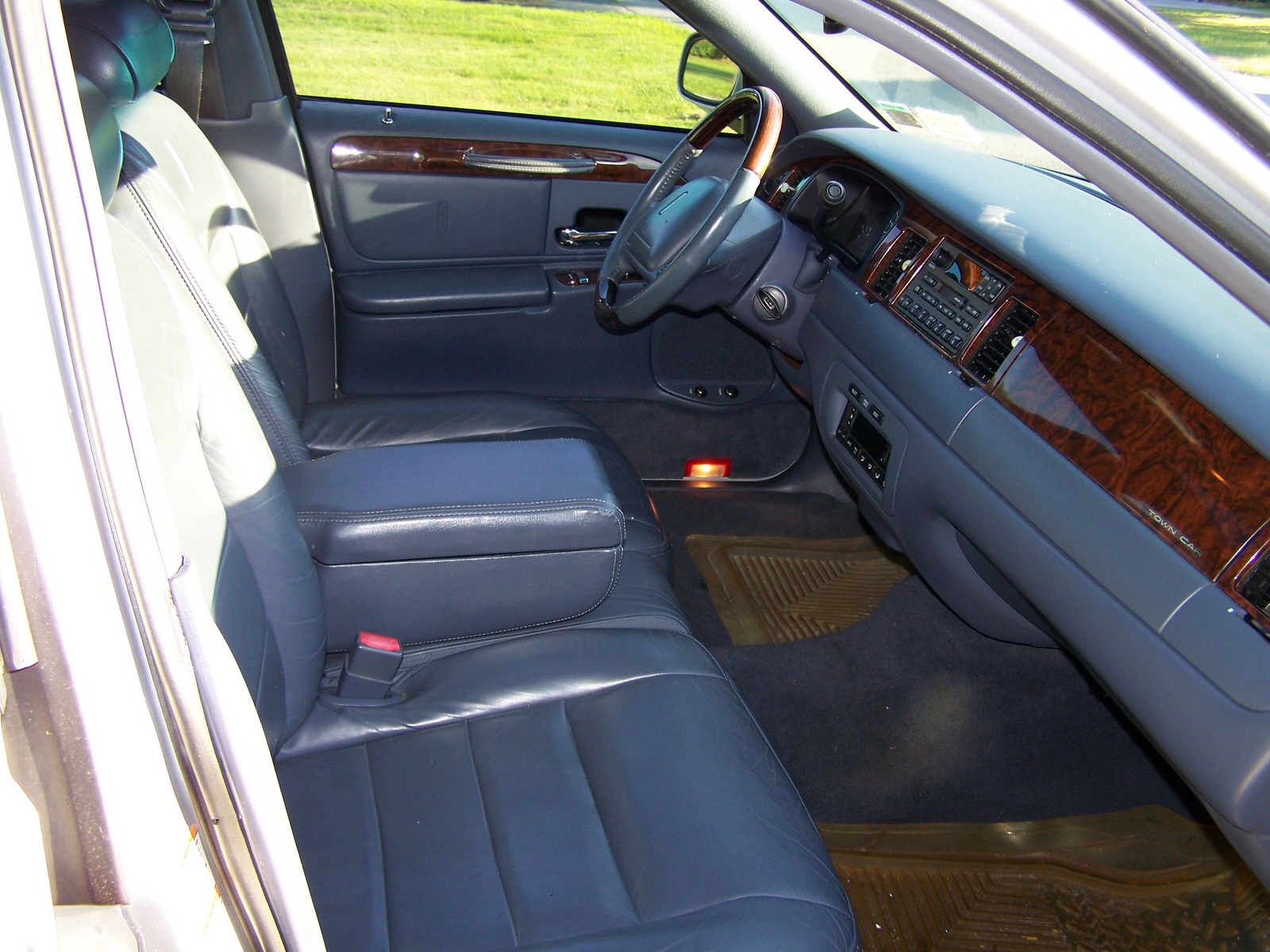 2001 Lincoln Town Car Signature related infomation,specifications