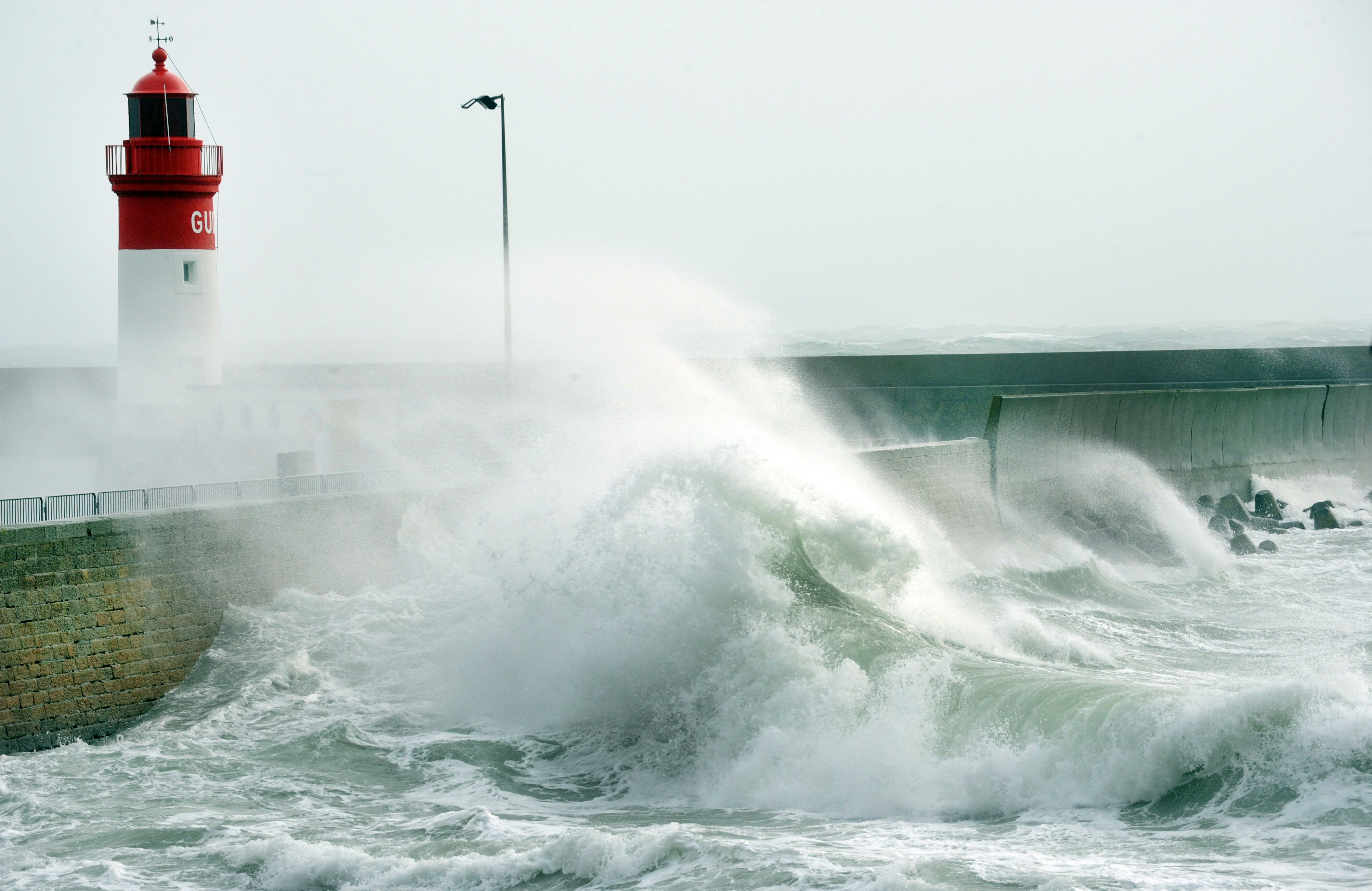 Vent violent sept départements en alerte orange, 60 000 foyers privés
