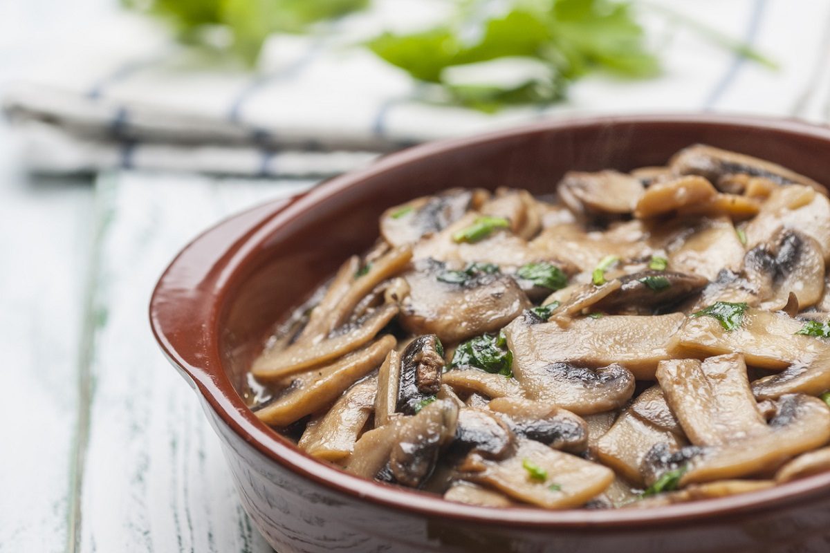 Funghi trifolati la ricetta del contorno semplice e saporito