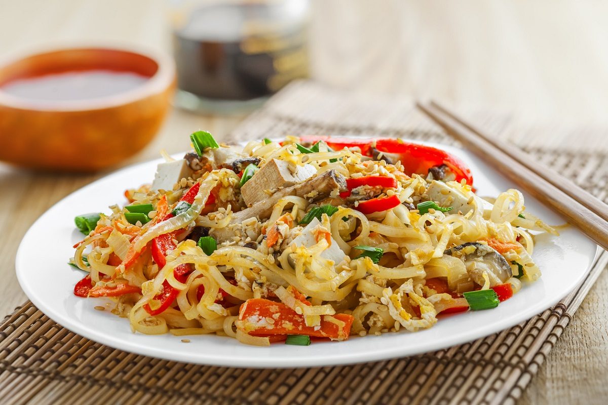 Spaghetti di soia la ricetta del piatto tipico asiatico ricco e saporito