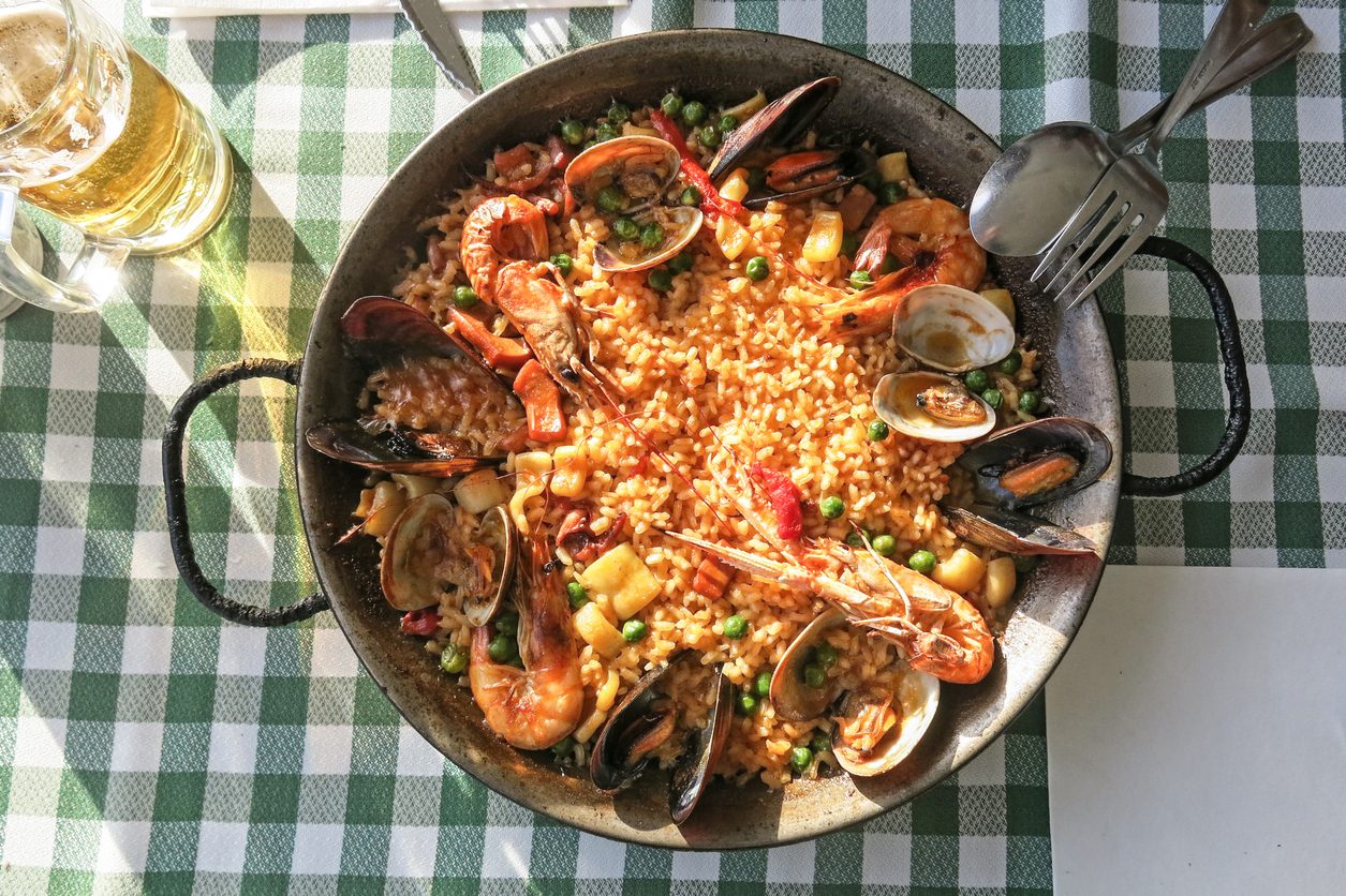Paella mista la ricetta della tradizione catalana con carne e pesce