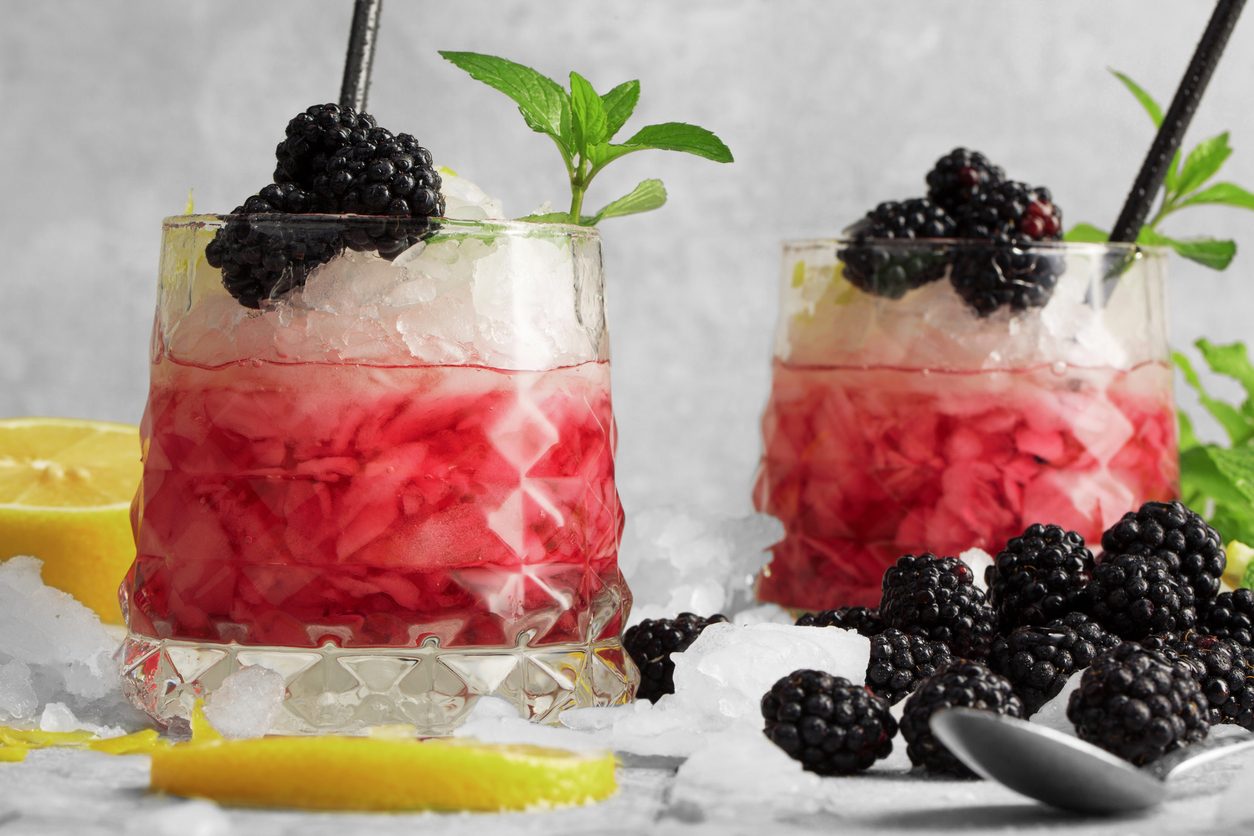 Bramble cocktail la ricetta del drink a base di gin e liquore alle more