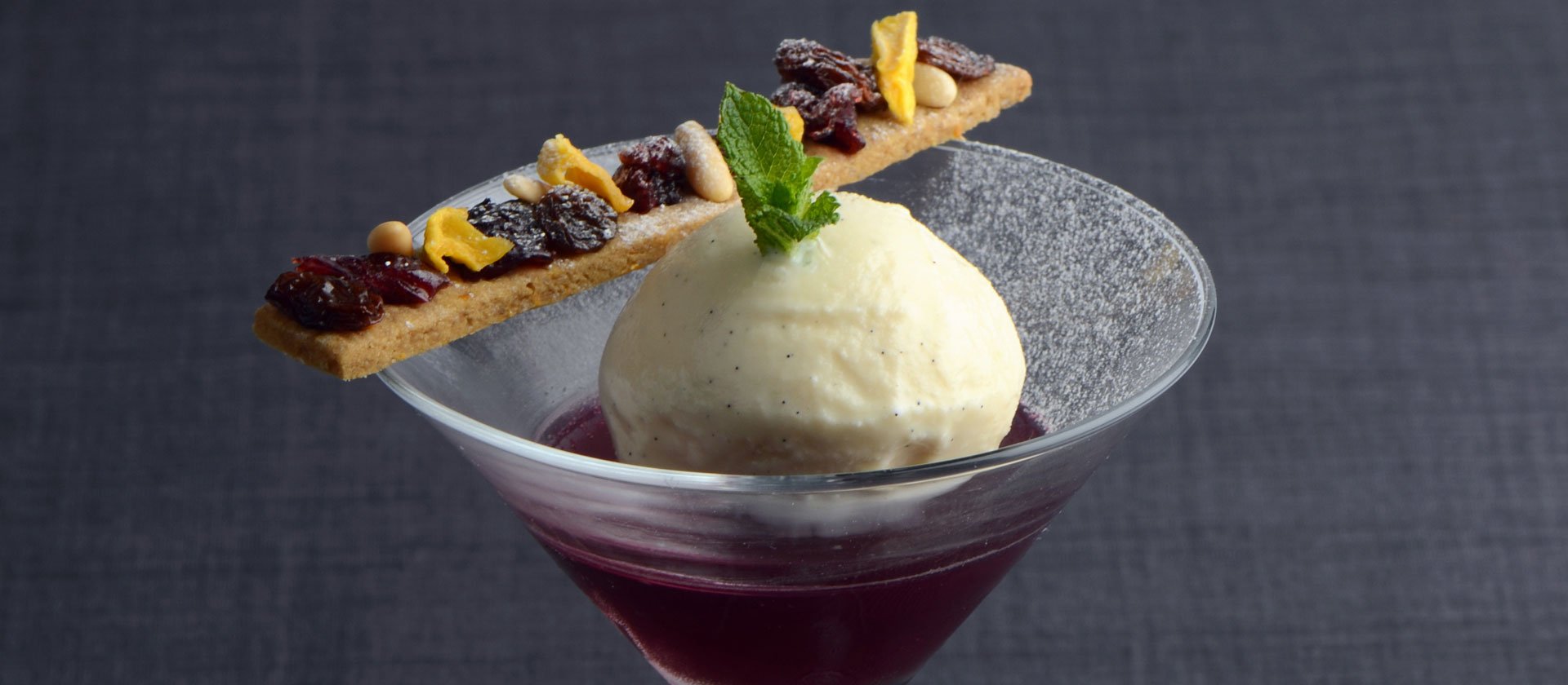 Mulled wine jelly, vanilla ice cream, speculoos & dried nuts Le