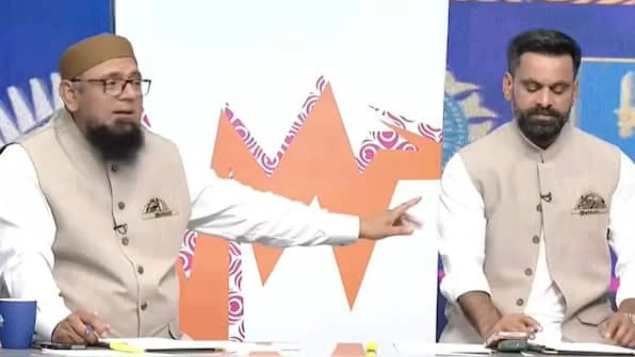 Saqlain Mushtaq’s wild ‘Bewakoof-Dileri’ take amuses former Pakistan cricketers on live show Saqlain Mushtaq’s wild ‘Bewakoof-Dileri’ take amuses former Pakistan cricketers on live show