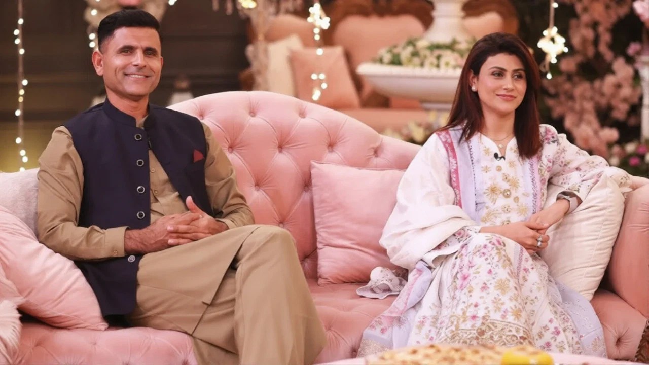 Abdul Razzaq’s disgusting ‘Second Marriage’ joke in front of wife on Live TV shocks fans Abdul Razzaq’s disgusting ‘Second Marriage’ joke in front of wife on Live TV shocks fans