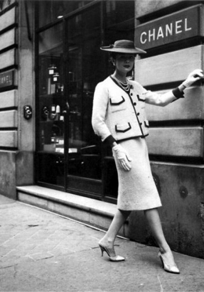 Ever Wondered Why Women's Clothes Don't Have Pockets? Here's A Clear