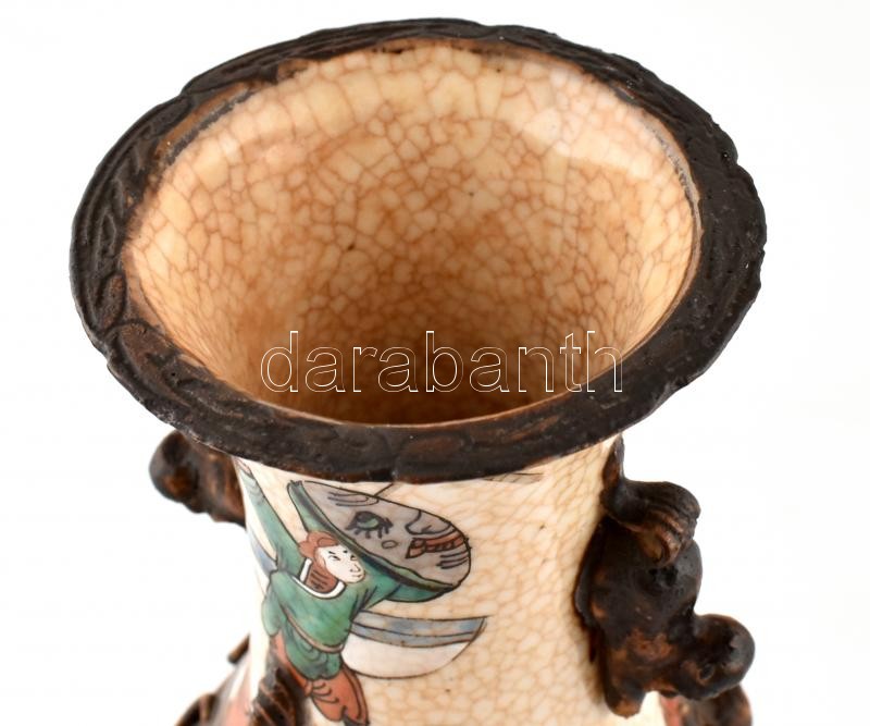 Szacuma jellegű kínai váza. Kézzel festett, repesztett mázas kerámia, réz rátétekkel. Jelzett