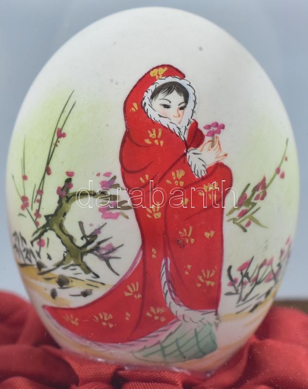 Kézzel festett kínai tojások XX. sz. közepe. üveg tárlóban (üvegen