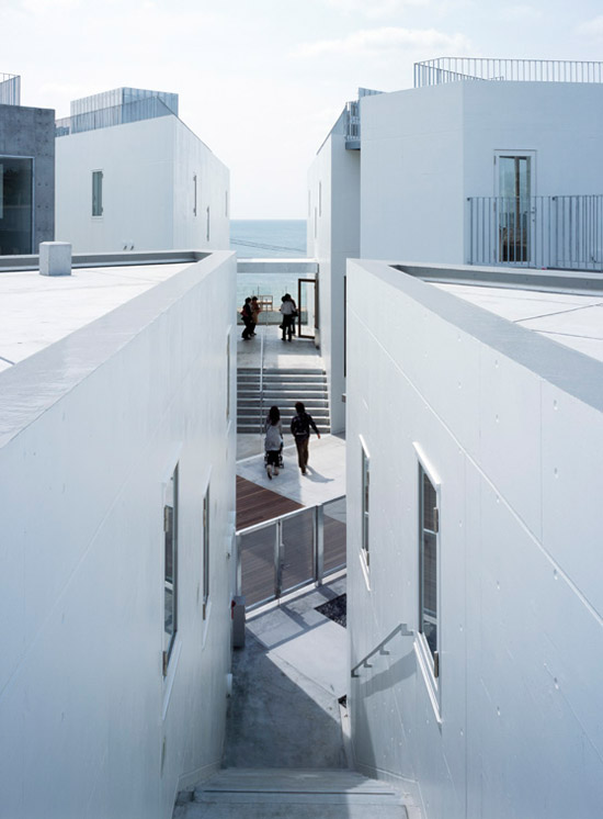 'weekend house alley' by chiba manabu architects