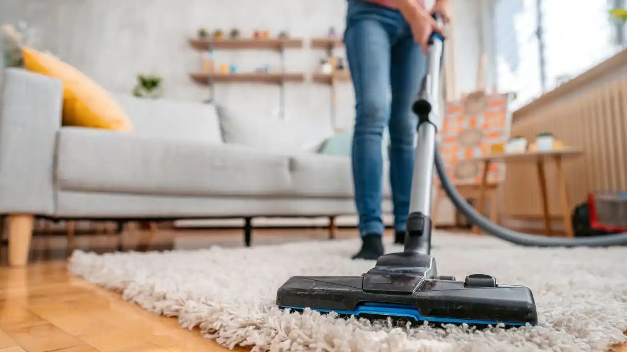 दिवाळीत संपूर्ण घर स्वच्छ करण्यासाठी Vacuum Cleaners करतील मदत