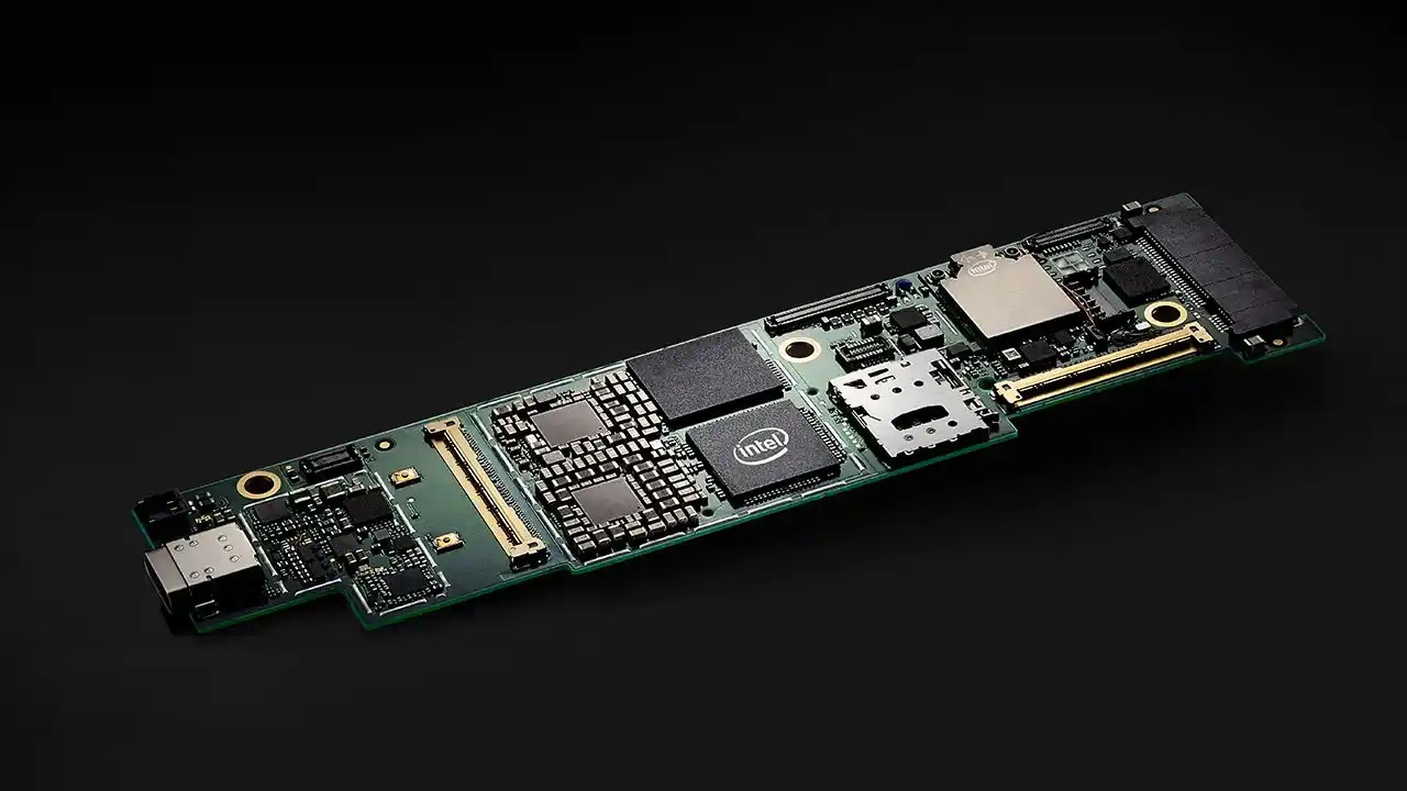 Intel Lakefield brings Foveros to life. Hybrid processors