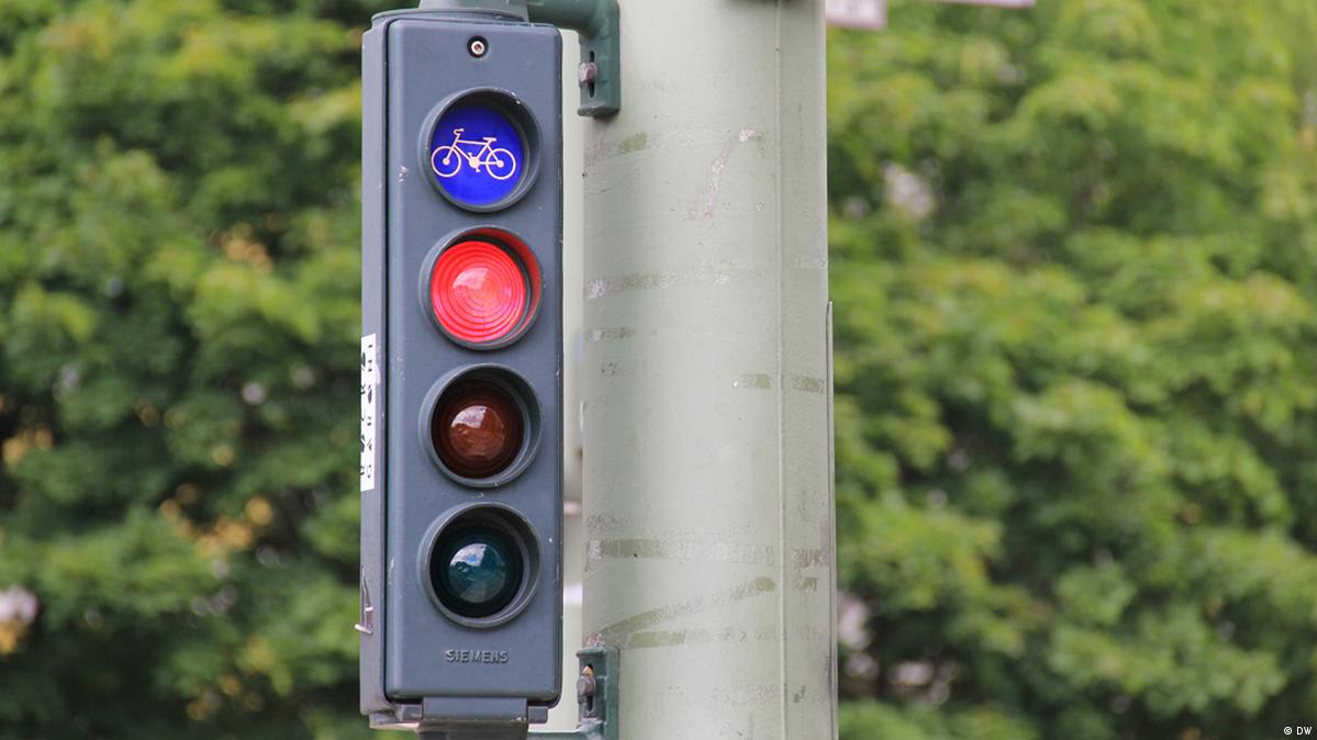 Should cyclists be allowed to run red lights? DW 07/14/2016