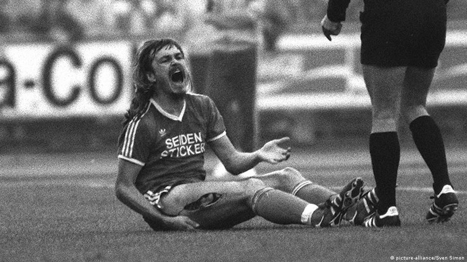 The most spectacular foul DW 07/03/2013