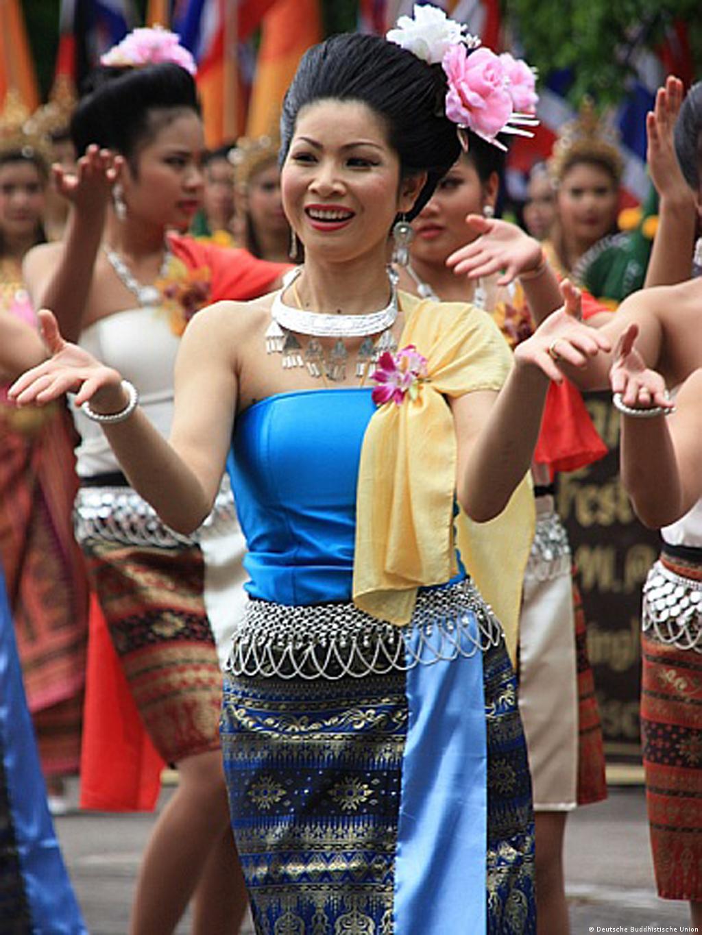 Tanzen Jubeln Meditieren Buddhisten Feiern Vesakh Fest Kultur Dw 24 05 2013
