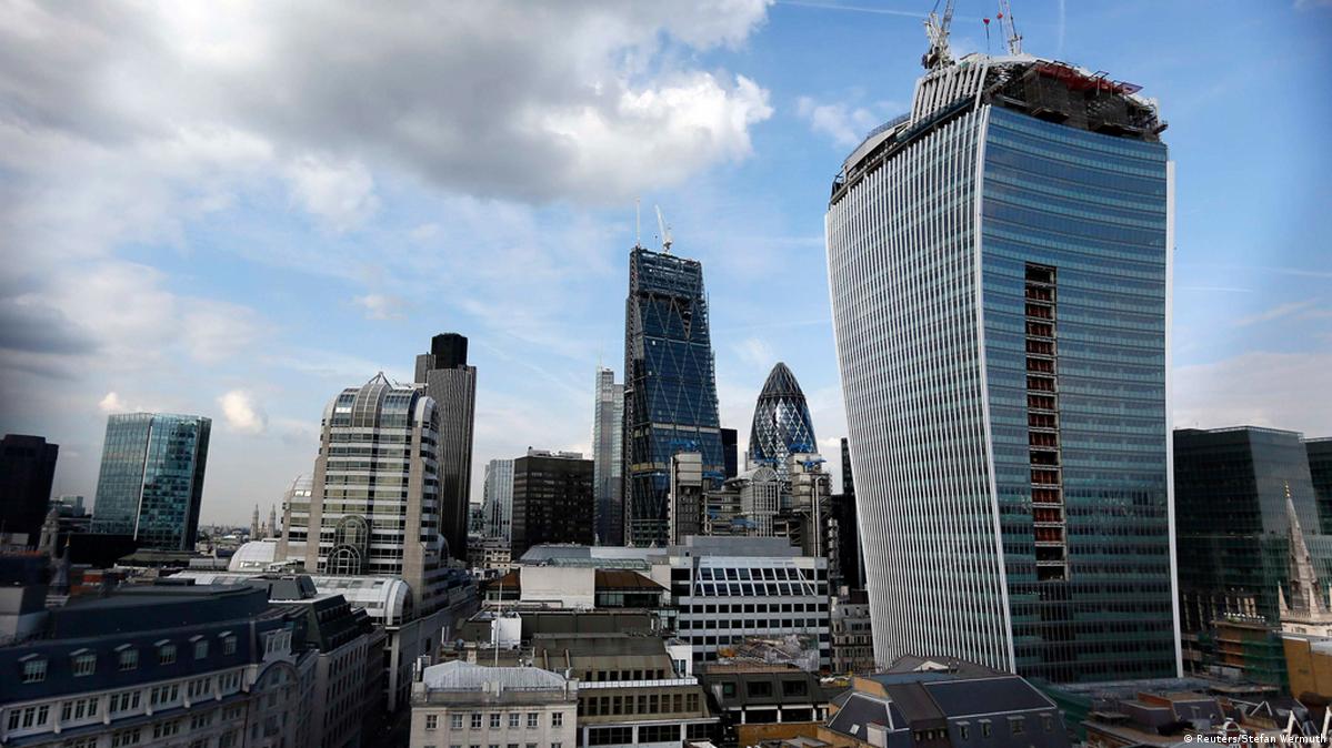 London skyscraper 'melts' car DW 09/04/2013