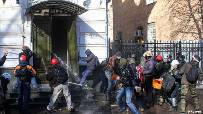 Під стінами офісу Партії регіонів у Києві, 18 лютого 2014