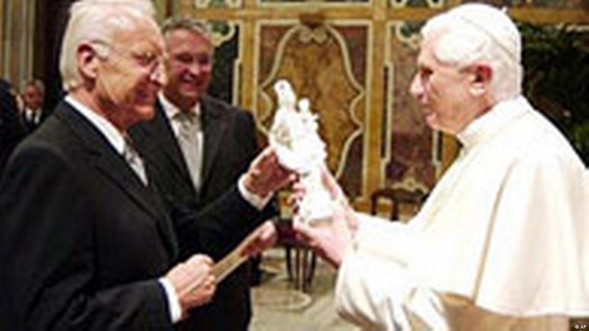 Of Politicians, Passports and Popes DW 11/07/2005